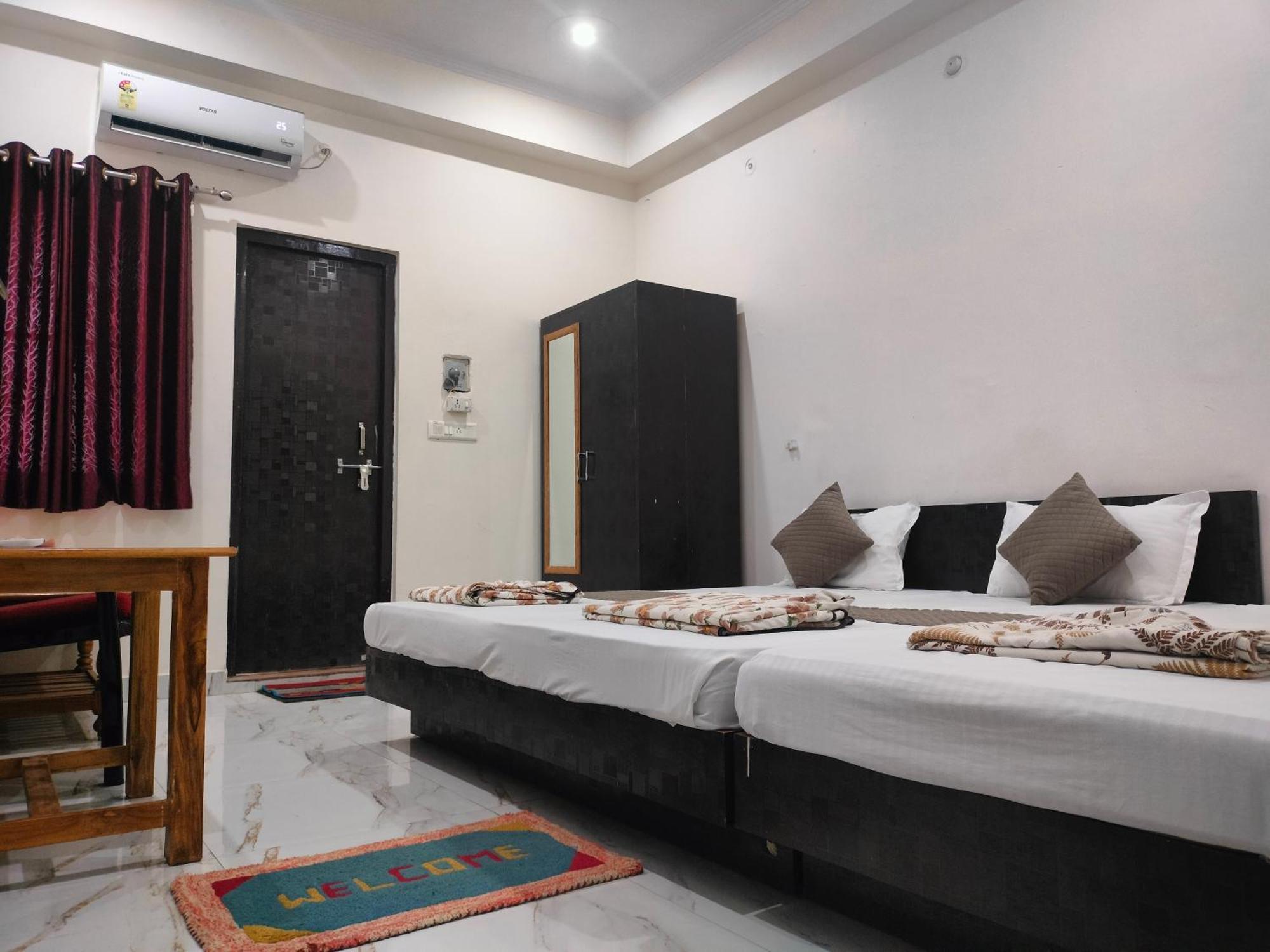 Hotel Dev Inn Ayodhya ภายนอก รูปภาพ